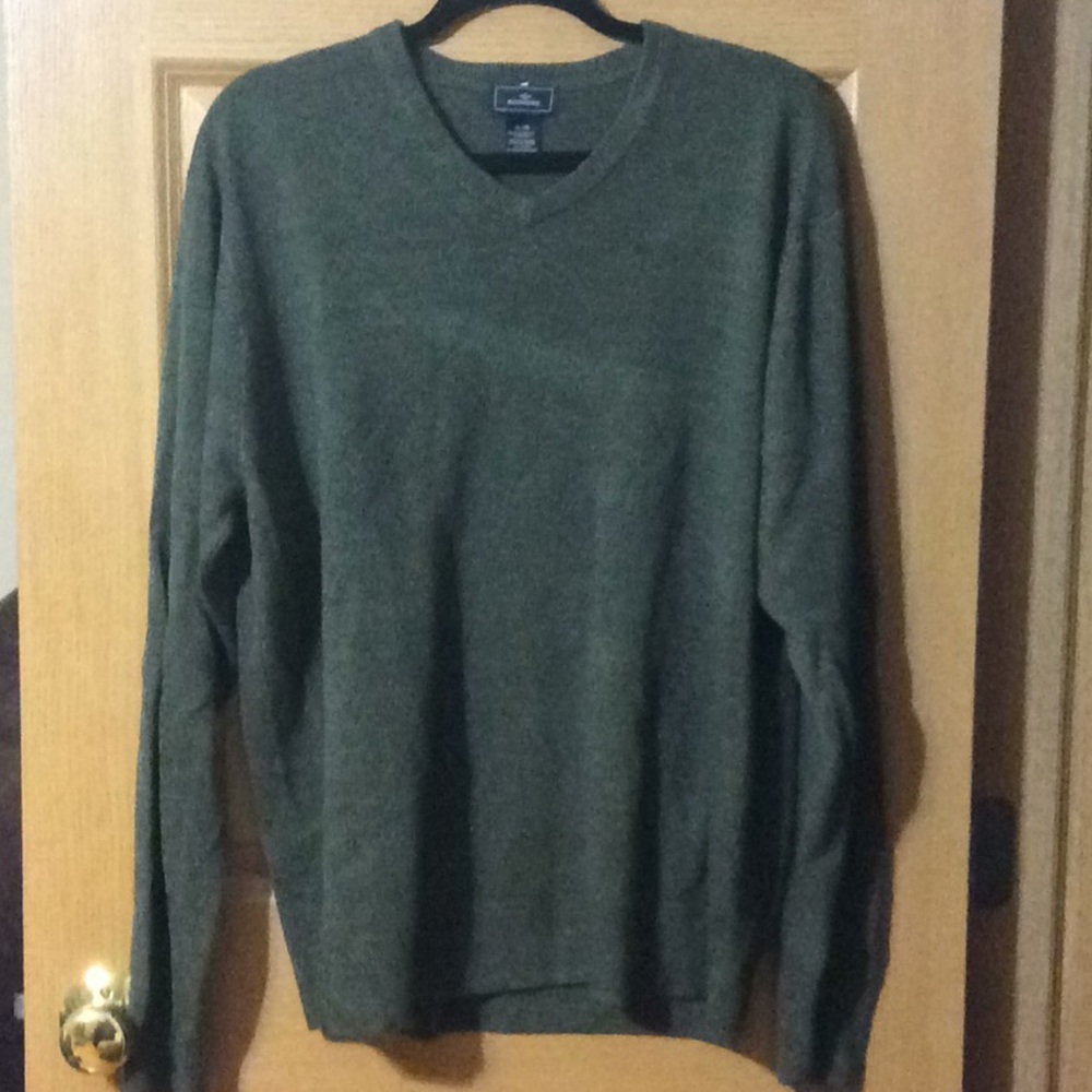 Men’s Olive Gray V-Neck w/ Argyle Detailing